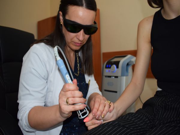 Високоинтензивна лазерна терапия провеждат двама лекари от МБАЛ - Пазарджик