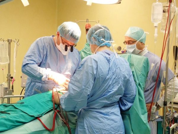 Екипи от две болници извършиха едноетапна операция на сърдечносъдов проблем и туморно образувание