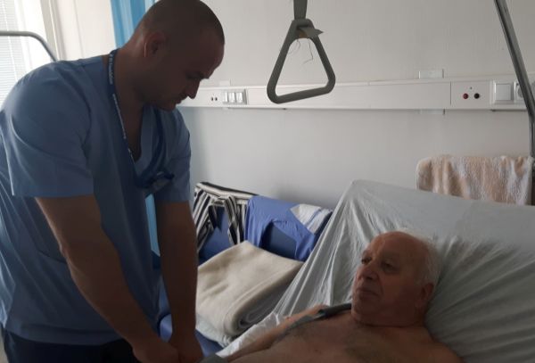 Ортопеди в Бургас взеха кост от крака на пациент, за да спасят ръката му