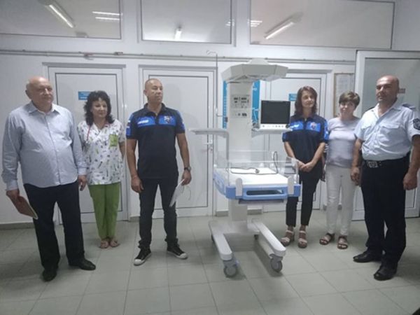 Полицаи дариха техника на неонатологично отделение в МБАЛ-Кърджали