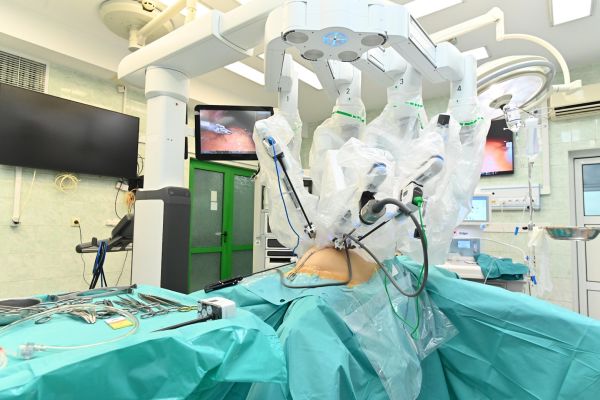 Проф. Красимир Иванов извърши първата хирургическа интервенция с робот Da Vinci във Варна