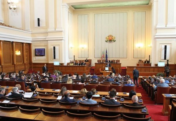 Гласуват бюджета на НЗОК на извънредно заседание в парламента