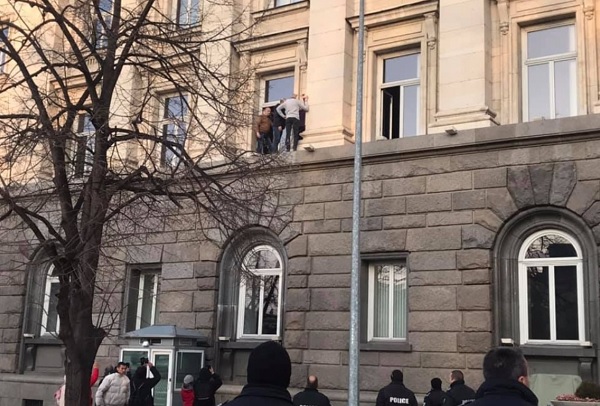 Протестиращите сестри пренощуваха в парламента, Бойка Анастасова стои на перваза