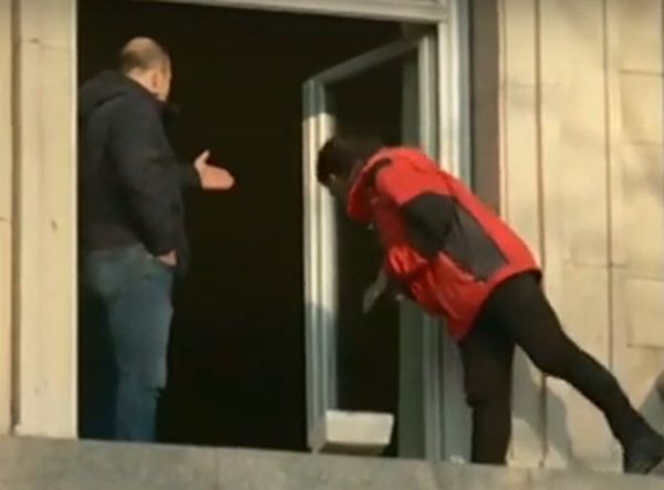 Бойка Анастасова слезе от прозореца на Партийния дом