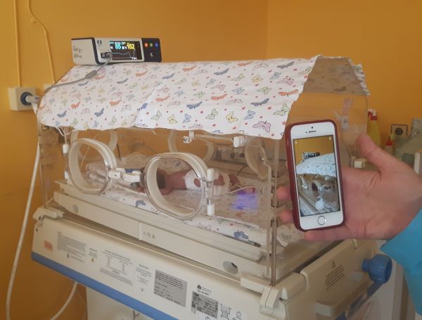 В УМБАЛ Бургас показва по вайбър недоносените бебета на родители им