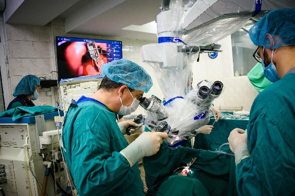 В УМБАЛ „Св. Марина“ оперират с последно поколение микроскоп