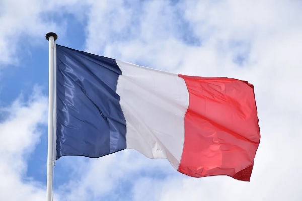 Франция отбелязва празника си с почит към медиците на първа линия 