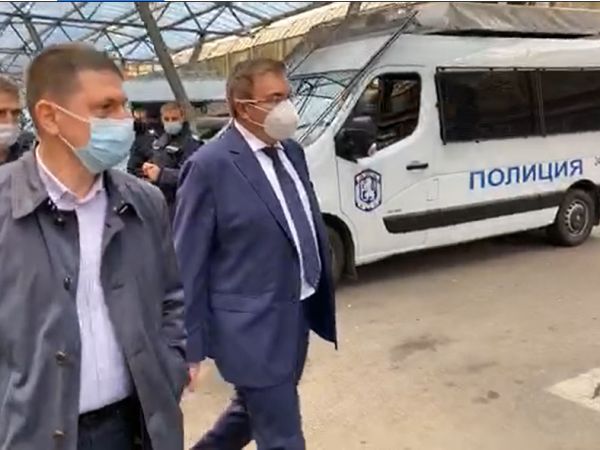 Проф. Ангелов: Тръгват проверки по лабораториите заради забавяне резултати от тестове (Обновена)
