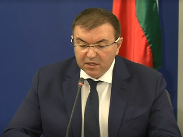 Министър Ангелов: 243 600 лица от здравния сектор ще са първите, на които ще се предложи ваксина срещу COVID-19 (Обновена)