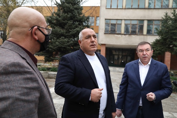 Борисов: Правителството разработва програма за осигуряване на лекари и сестри в страната