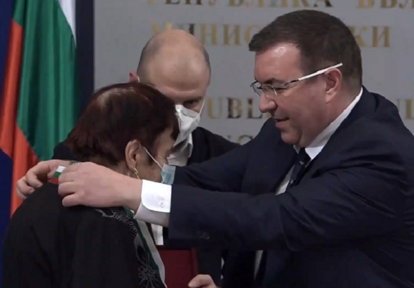 Министърът награди най-възрастната работеща медицинска сестра у нас