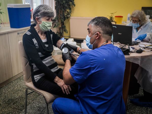 Започнаха имунизациите на възрастните от домовете в София