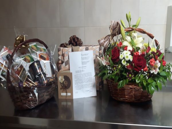 Цветя и подаръци за екипа на Инфекциозното отделение в УМБАЛ Бургас от пациент