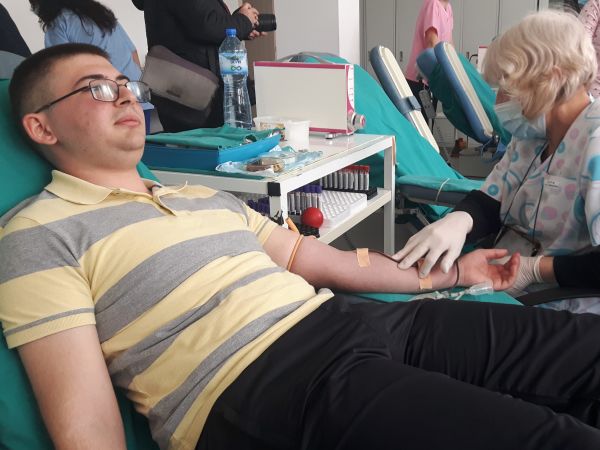 Абитуриенти дариха кръв и помогнаха на недоносени бебета, за да запомнят завършването