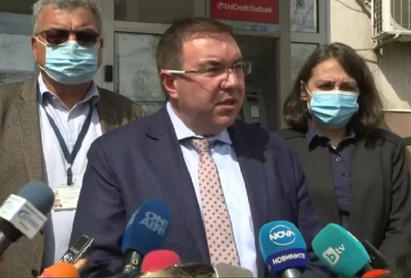 Здравният министър: Решаваме до седмица дали да прилагаме AstraZeneca на лица под 60 години 