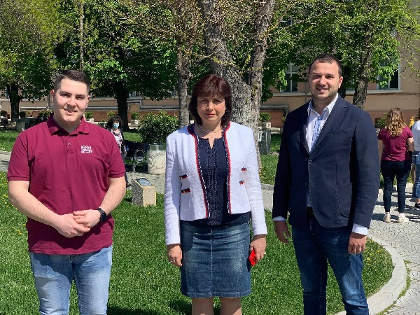 Бъдещи медици засадиха десетки борови дръвчета в Пловдив