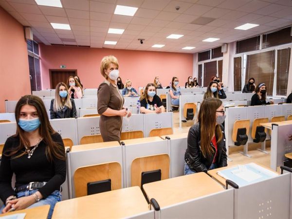 Близо 250 кандидати за медсестри и акушерки на предварителен изпит в МУ Варна