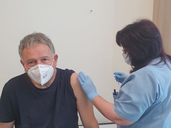 Министър Кацаров се ваксинира срещу COVID-19