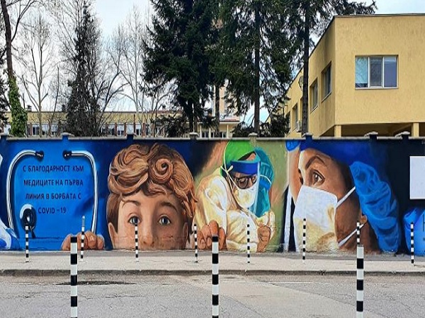 Ученици изрисуваха оградата на СБАЛИПБ „Проф. Иван Киров“ в благодарност към всички лекари