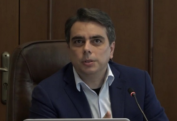 Министър Василев: Има възможност допълнителните 1000 лв. за медиците да се преосмислят и да не бъдат спирани