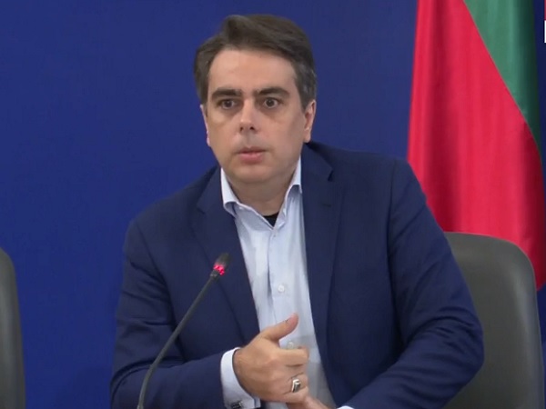 Кабинетът осигури пари за медиците на първа линия за май 