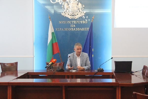 МЗ ще представи цялостен план за противодействие на следваща COVID-вълна