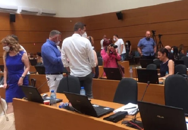 РЗИ спря заседанието на Общинския съвет в Пловдив, глобява наред