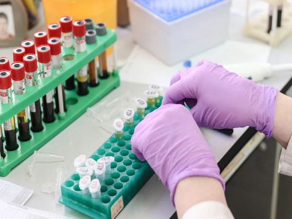 ЕК увеличава финансирането за научни изследвания за борба с коронавируса и неговите варианти