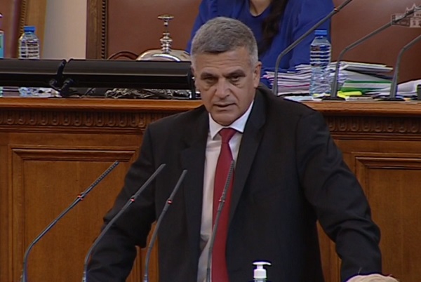 Янев: Управлението на кризата в момента фокусира вниманието към медиците