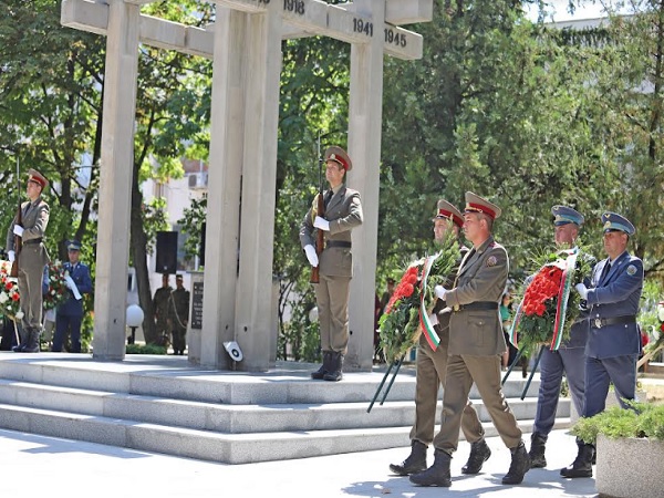 Отдадоха почит на загиналите при изпълнение на служебния си дълг лекари и сестри 