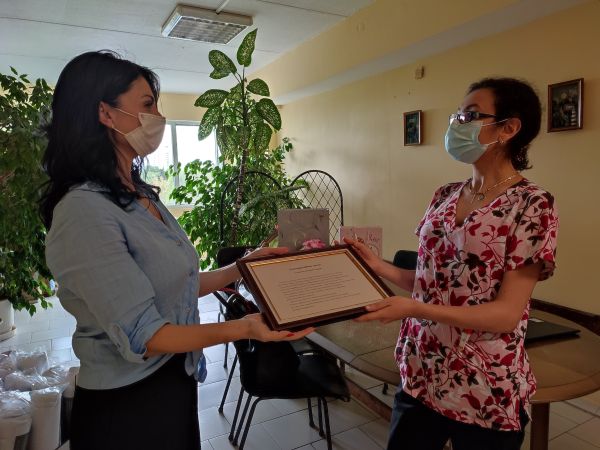 Майка на три деца с благодарствено писмо и дарение към Отделението по урология на УМБАЛ Бургас