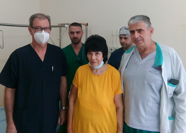 В УМБАЛ „Свети Георги“ спасиха пациентка от адски болки и огромен костен тумор на ръката