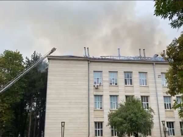 Запали се покривът на МУ Плевен