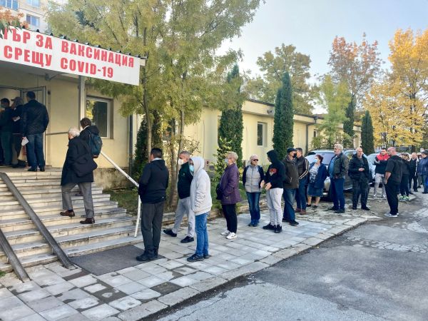 Наплив за ваксиниране в УМБАЛ 