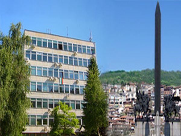 Напрежение между антиваксъри и чакащи за ваксина, полиция охранява РЗИ в Търново