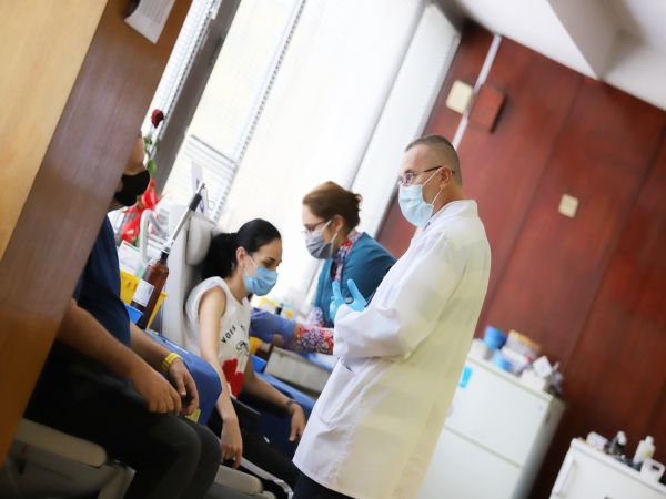Наплив за ваксиниране през уикенда отчетоха болници и изнесени пунктове в София
