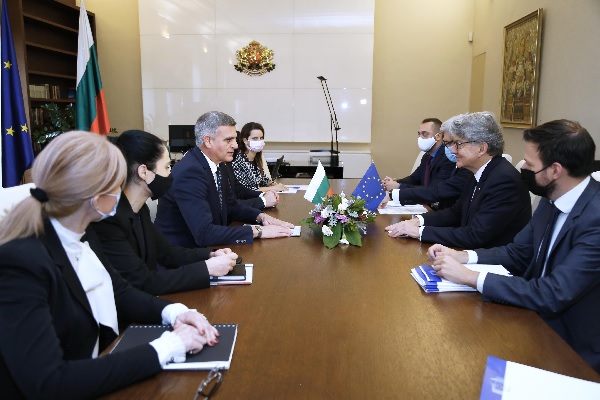 Еврокомисар: С наближаваща следваща вълна в България, има риск страната да се превърне в клъстер