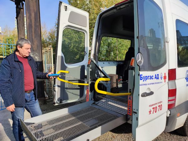 История за доброто: шофьори на УМБАЛ Бургас решиха тежък проблем на трудноподвижна жена