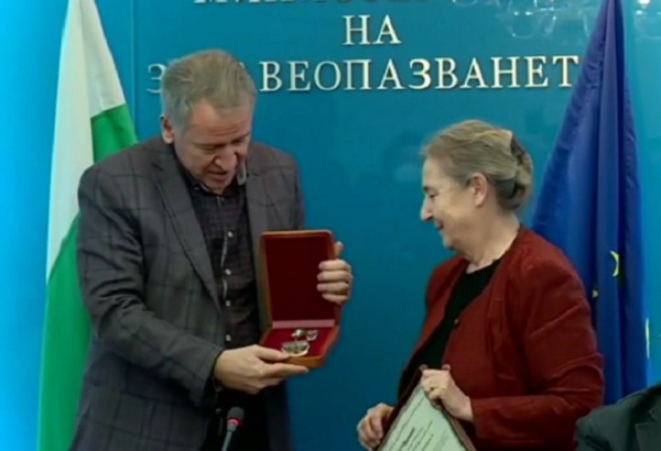 Министърът награди проф. Кожухарова за особени заслуги по време на пандемията