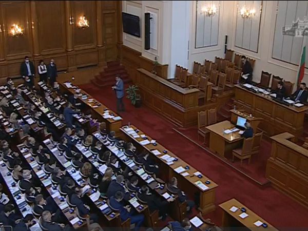 Лидерът на „Възраждане“ заплаши с бунт заради противоепидемичните мерки