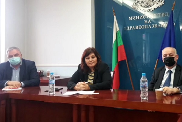 Министър Сербезова се срещна с протестиращите, не постигнаха съгласие (Обновена)