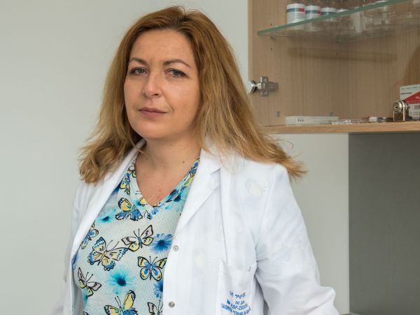 Доц д р Нина Янчева Петрова завършва медицина в Медицински