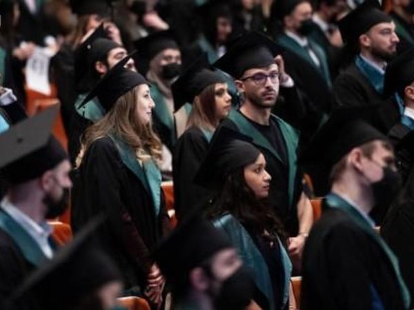 579 млади лекари от випуск 2021 получиха дипломите си на официална церемония