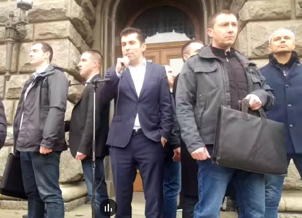 Премиерът Кирил Петков отиде на протеста пред Министерския съвет за