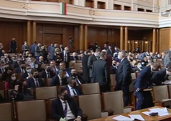Депутатите продължават и днес с дебатите по държавния бюджет 2022
