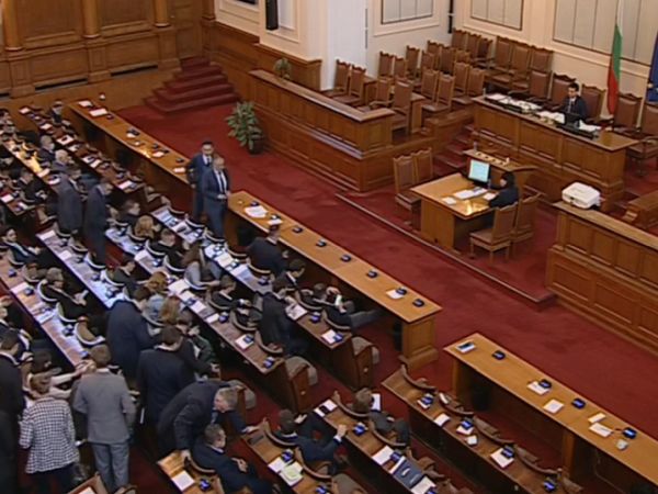 Парламентът отхвърли предложените от „Възраждане“ промени в Закона за здравето (Обновена)