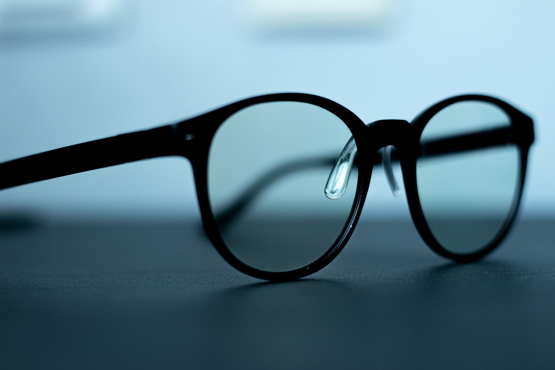 Хората които редовно носят очила имат умерено по нисък риск от