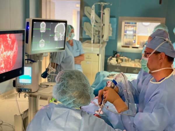 Изключително прецизна ендоскопска операция за премахване на доброкачествен тумор остеом