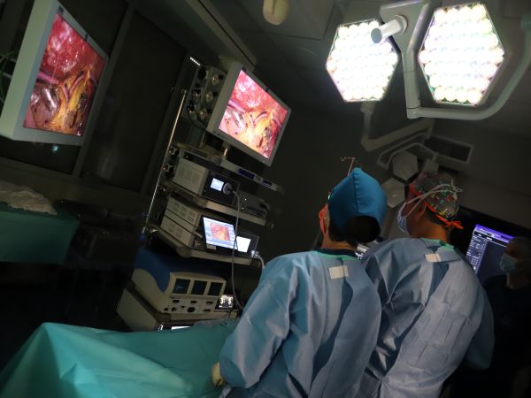 Хирурзи от ВМА оперираха на живо пред 150 медици от цяла България