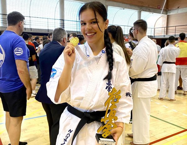   Студентка от МУ-Пловдив със златен медал от Световното по киокушин карате